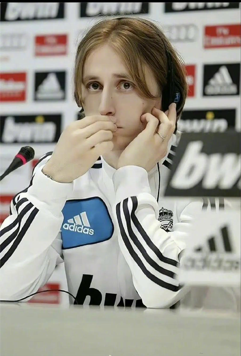 每体：巴萨正在关注怀森，但需要面临多支球队的激烈竞争