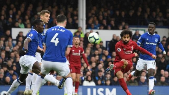 图片报：拜仁正在考察桑托斯19岁的巴西左后卫索萨