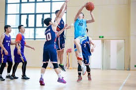 详解“半诈唬”：如何利用强听牌在翻牌圈反客为主。（半诈唬全解析：凭借强力听牌在翻牌圈夺回主动权）